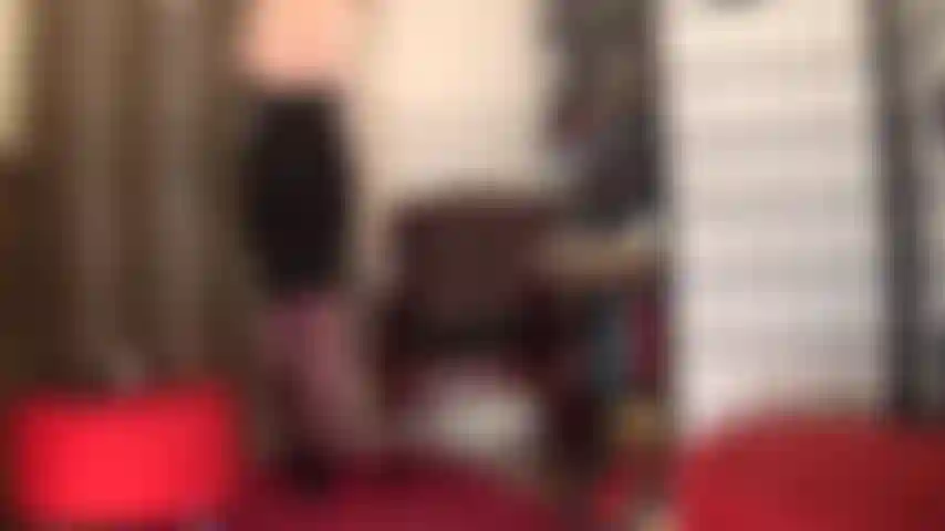 Curvas seductoras en medias de encaje y capas de pantimedias brillantes: tu diosa sabe cómo provocar... Vestida con un elegante conjunto de body halter y falda lápiz, zapatos de punta abierta y medias de nailon.