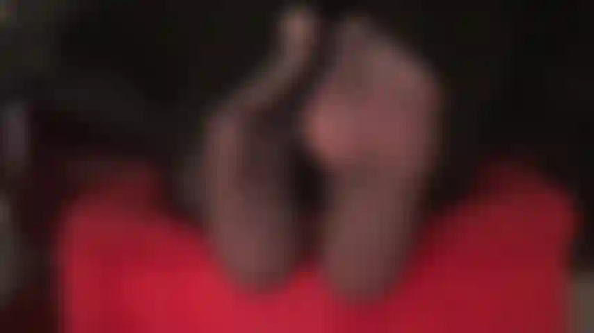 Medias negras transparentes para excitar los pies: la amante tiene sus hermosos pies de nailon apoyados en un taburete, moviéndolos justo en frente de tu cara.