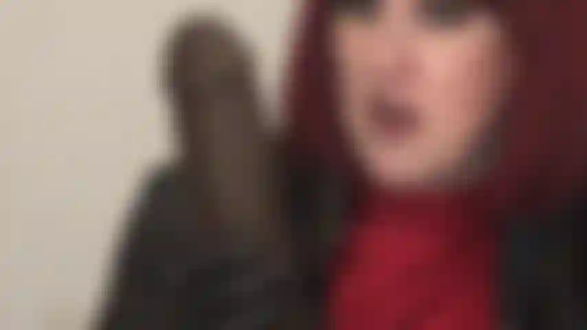 Mi ama te guiña el ojo mientras me acaricia una polla negra. ¿No le darías un besito a esa gran polla negra?