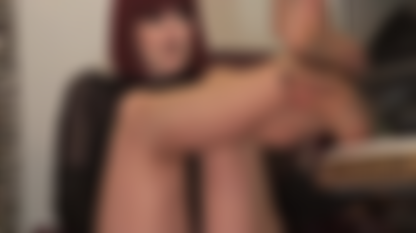 Córrete en los maravillosos pies de nailon de mi ama; acaricias mis hermosas plantas en pantimedias color canela, te mantienes al borde rogando por oler mis pies, mis axilas y beber mi saliva. Se vuelve casi insoportable cuando mi ama finalmente te da una cuenta regresiva.