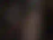 Las piernas cruzadas sexys de la señora vivian en un par muy especial de medias con estampado de liga brillante y zapatos de tacón peeptoe de cerca.