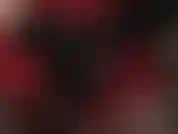 Pantalones cortos de satén rojo intenso y strap-on negro de 8".