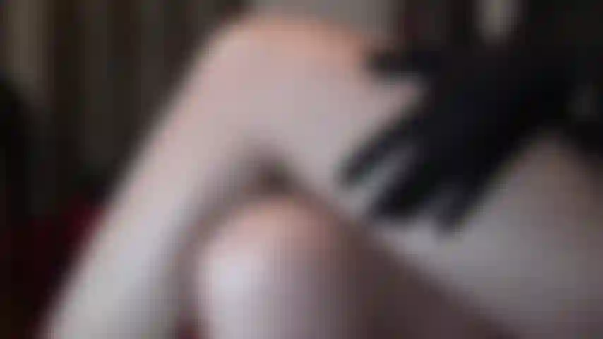 Piernas, piernas, piernas... Nunca te cansas de las piernas de la señora vivian. Ya sea con medias de nylon transparentes o completamente desnuda, nada te excita tanto como estas piernas bien formadas y ese trasero espectacular.