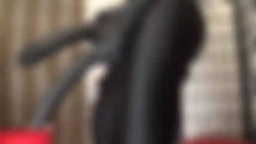 Mistress usa sus dos correas negras más grandes para llenarte realmente esta vez!