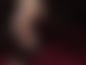 Con arcos de pies increíblemente altos; los pies descalzos de la señora vivian te debilitan. Con arcos sensuales y tacones de cuero colgantes.