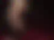 Con arcos de pies increíblemente altos; los pies descalzos de la señora vivian te debilitan. Con arcos sensuales y tacones de cuero colgantes.