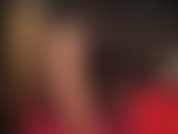 Tacones sexis de leopardo, piernas largas de nailon, fetiche de piernas cruzadas, colgando, juego de zapatos.