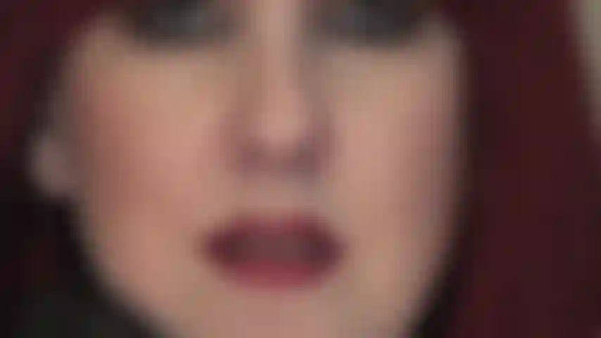 200710-0012- Rostro con labios rojos brillantes, primer plano.