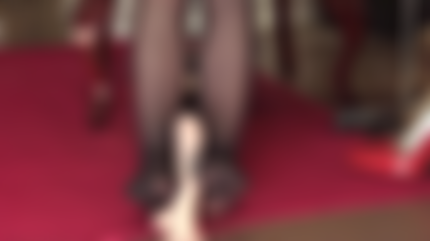 Mis pies en pantimedias provocan un consolador sin cortar. ¿No te encantaría recibir esta maravillosa paja de pies de nailon?