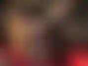 Medias de liga brillantes, minifalda de látex negra, paja con guantes, adoración del culo.