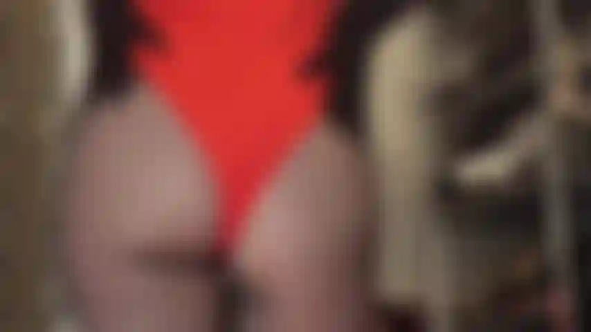 Adora mi trasero de pantimedias y limpia mis botas brillantes.