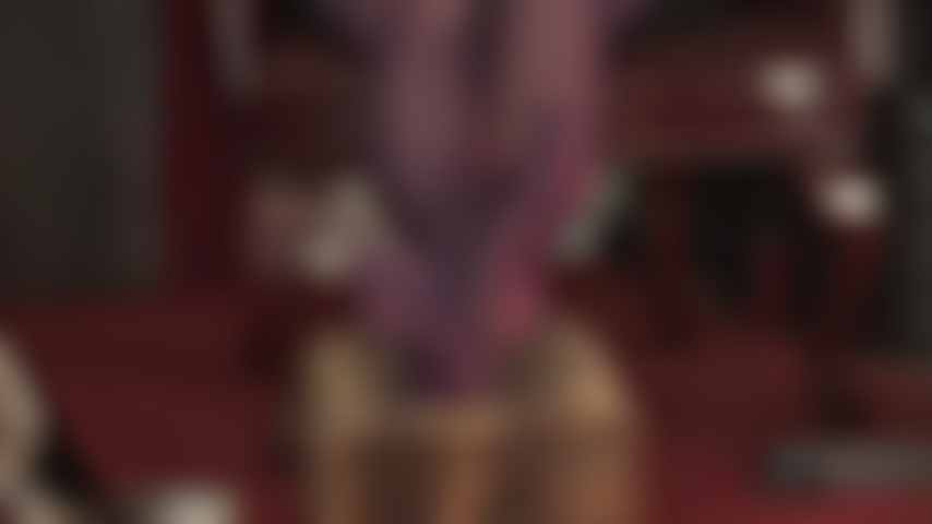 Adoración de pies, paja con los pies: los pies perfectos de mi ama, con medias moradas superpuestas, te harán desear ser ordeñada. Observa cómo mi ama provoca y te tienta hasta que finalmente envuelve sus pies alrededor de una gran polla negra.