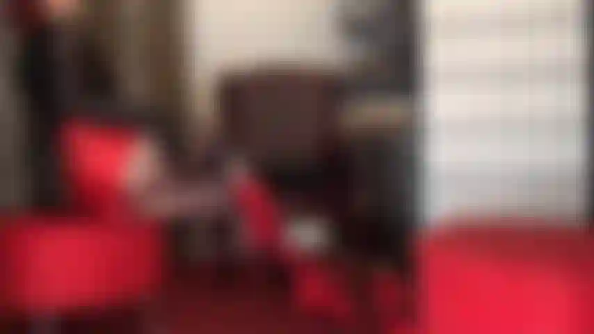 Shorts de satén rojo intenso y botines de charol combinados con un body de nailon, guantes de cuero y medias transparentes. Qué sexy!