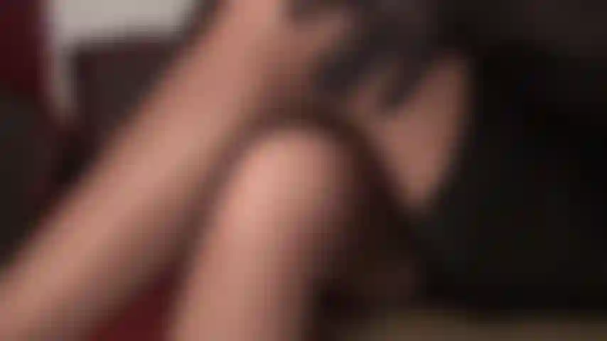 Findom, provocación y negación, de cerca y muy personal: los muslos de pantimedias de la amante con una vista entre ellos despiertan deseos en lo más profundo de ti.