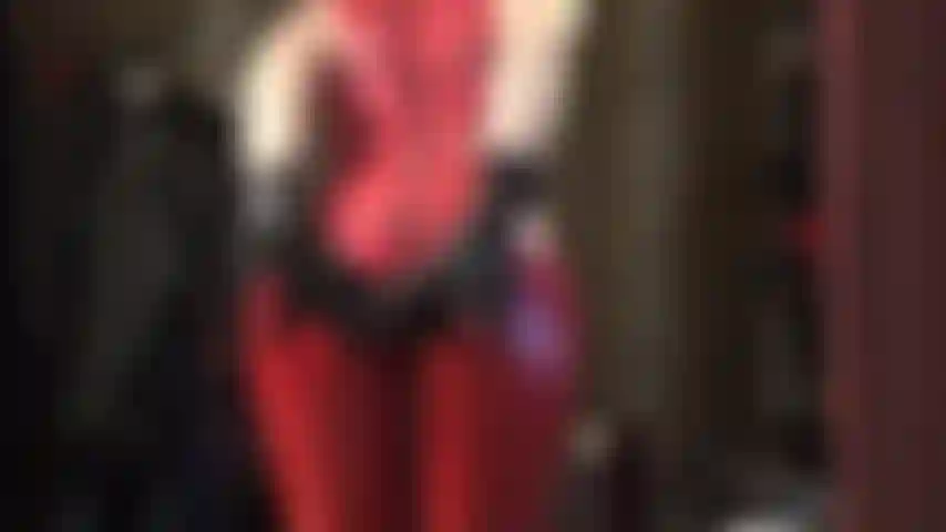 Adoración de culo y paja con guantes de látex sobre consolador negro: la amante vivian brilla su culo con un traje de gato de látex, luego ordeña esa polla seca con abundante lubricante y saliva.