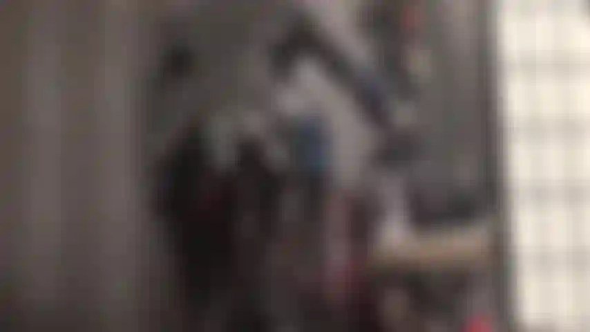 Ama se burla del amante del pvc con su ajustado traje de gato brillante mientras sacude su polla de esclavo sin piedad.