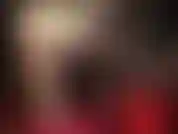 Enfermera de látex blanco. La ama vivian, vestida de lechera sexy, usa látex blanco, tacones blancos y medias brillantes. Disfruto de la adoración del culo, la provocación con piernas de nailon y una paja con guantes.