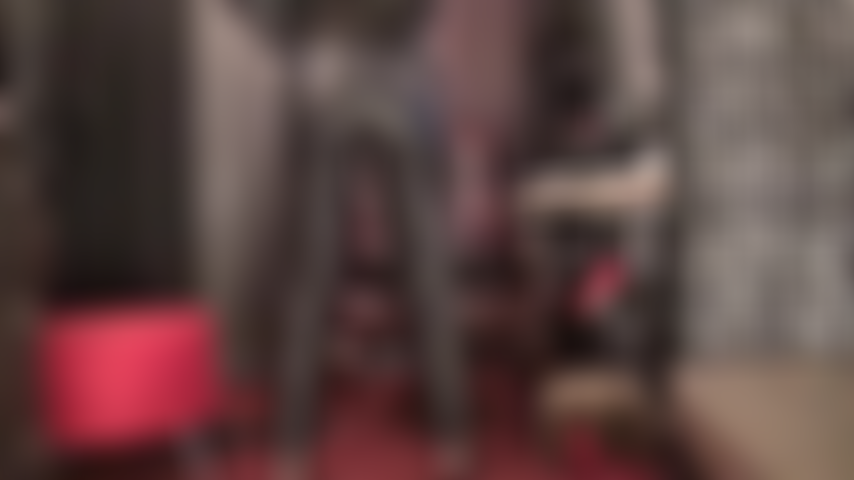 Fetiche de pantalones de cuero - masturbación para las curvas perfectas de la amante en pantalones de cuero ajustados.