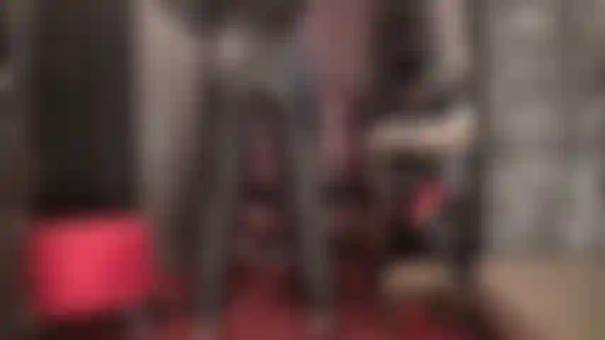 Fetiche de pantalones de cuero - masturbación para las curvas perfectas de la amante en pantalones de cuero ajustados.