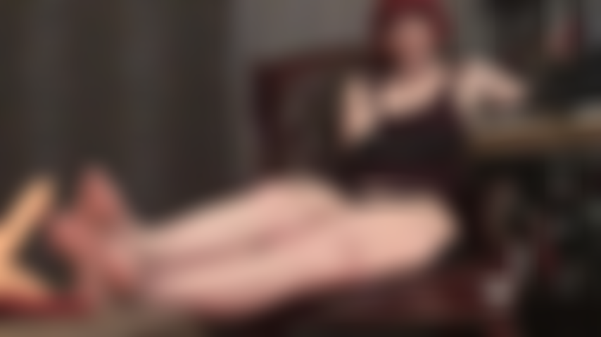 Fetichismo de pies: dedos desnudos y juguetones sobre tu polla dura y palpitante...