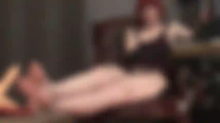 Fetichismo de pies: dedos desnudos y juguetones sobre tu polla dura y palpitante...