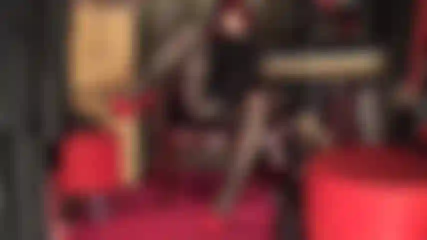 Adoro las piernas y uso strap-on: la amante sabe que sus piernas cubiertas por pantimedias te volverán absolutamente loco, especialmente porque conducen a una gran polla de aspecto sabroso.