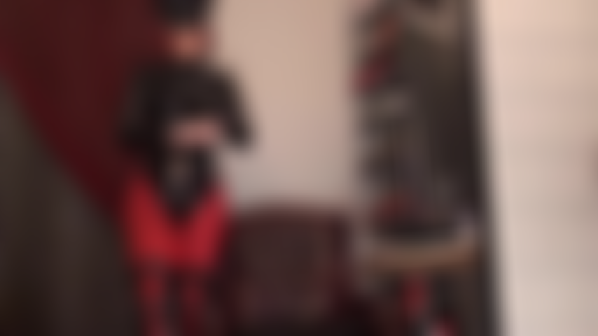 Amante fetichista cruel con un enorme strap-on negro que te da los golpes que te mereces con una polla gorda y marrón empapada de saliva para tu garganta.