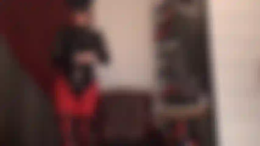 Amante fetichista cruel con un enorme strap-on negro que te da los golpes que te mereces con una polla gorda y marrón empapada de saliva para tu garganta.