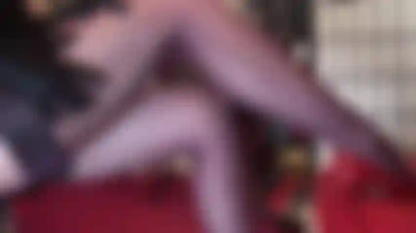 La ama te tiene débil por sus piernas, culo y pies en medias y medias transparentes de color morado.