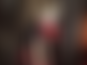 Traje fetichista de goma caliente con mascarilla médica, medias y falda ancha de látex debajo de la cual la ama tiene una gran polla para follarte.