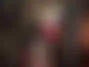 Traje fetichista de goma caliente con mascarilla médica, medias y falda ancha de látex debajo de la cual la ama tiene una gran polla para follarte.