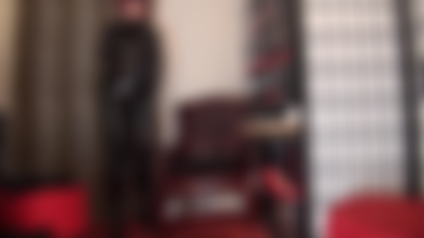 Fetichista del pvc: admire las brillantes curvas de la amante vivian en este traje de gato de vinilo negro con botas sobre la rodilla y guantes de cuero.