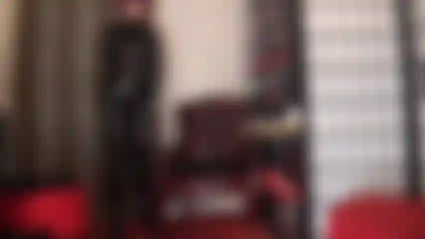 Fetichista del pvc: admire las brillantes curvas de la amante vivian en este traje de gato de vinilo negro con botas sobre la rodilla y guantes de cuero.