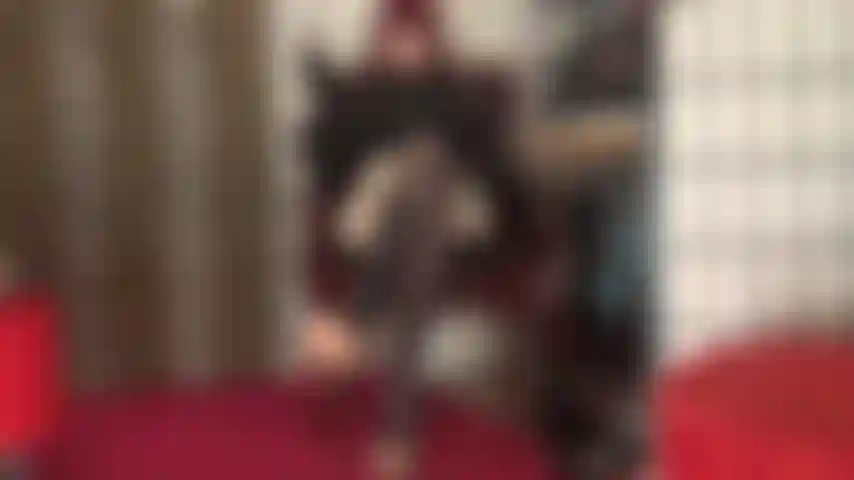 Fusta y adoración de pies; mi ama te frota la cara con sus pies apestosos. Atrévete a mover la cabeza hacia atrás y sentirás mi látigo!