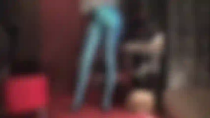 Qué atuendo fetichista tan increíble: mira estas increíbles y poderosas piernas brillantes y trasero en pantalones cortos de satén azul agua sobre medias de spandex leohex azul pavo real.