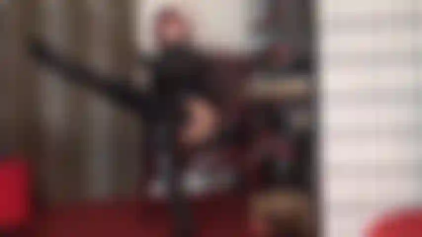 Provocativa con botas brillantes hasta la rodilla, pvc y medias con ligas sobre pantimedias color canela: las curvas brillantes y sexys de mi amante te vuelven loco.