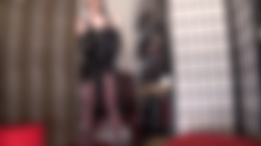 Diosa adoradora de un arnés negro gigante y pvc: dama fetichista caliente vestida completamente de negro, con guantes de cuero, vestido de pvc, gafas de sol, pavoneándose con su enorme polla negra.