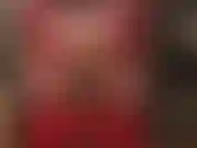 Adora mi trasero con estos pantalones rojos extra ajustados y sexys y pantimedias debajo; mira a la amante burlarse de su fabuloso trasero redondo con guantes rojos.