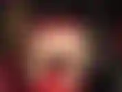 Adoración de culo sexy con pantimedias: la amante se burla con su hermoso culo en un vestido rojo ajustado y pantimedias brillantes debajo.