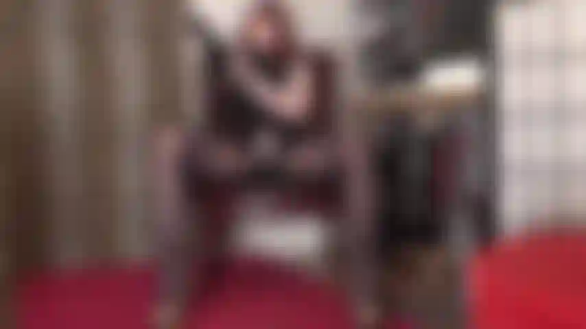 La señora vivian acaricia su gran polla con correa con medias de nailon sedosas en sus brazos, invitándote a acariciarlas también con nailon en tus manos.