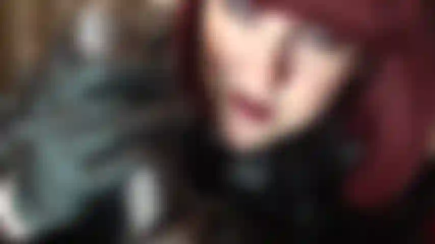 Una diosa del cuero con una polla negra de 20 cm. Ella sabe lo que necesitas ahora mismo. Una polla enorme que te penetre por detrás, agarrándote las caderas, haciéndote tomarla en toda su longitud, lubricada con un toque de saliva.