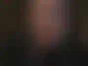 Ama acaricia su enorme polla negra con guantes de cuero. Mírate, tan hambrienta de polla, abriendo la boca, con la lengua extendida, rogando por chuparla hasta secarla y tragar esa enorme carga.