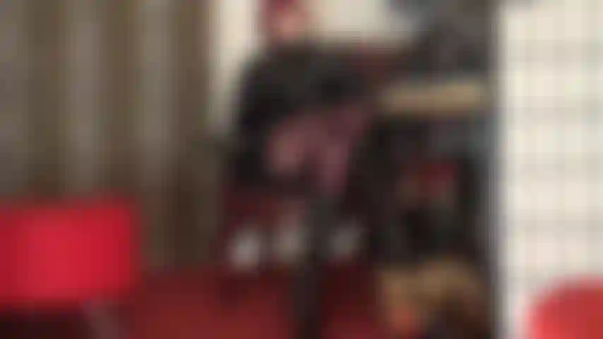 El traje de pvc es extra brillante, pero solo tienes ojos para las medias opacas de color marrón oscuro de la amante.