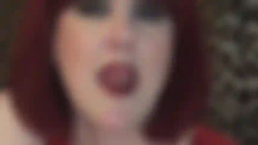 Boca y lengua de color rojo oscuro y caliente para provocar.