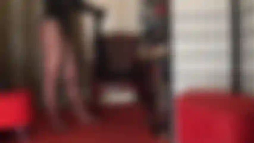 Piernas irresistibles en medias con estampado de leopardo y tacones altos de plataforma.