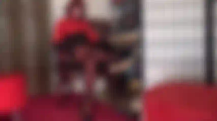 Adoración de piernas en medias rojas, dominación con strap-on.