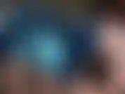 Vestido ajustado de látex azul.