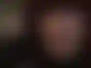 La señora vivian acaricia suavemente la polla de tu esclavo con suaves guantes de lycra mientras te provoca con su lengua muy caliente y sus labios rojos...