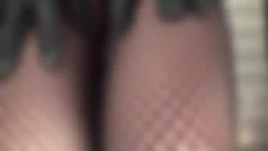 Con medias de rejilla, cuerpo de pvc y medias superbrillantes. ¡Guau, qué brillo!
