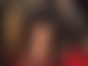 Fetichista de pies y dominación con strap-on: disfruta de mis pies descalzos suaves y perfectos mientras acaricio una de mis grandes pollas de goma blanca.